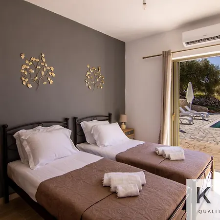 Skoumas Surrounded By Olive Trees! فيلة *