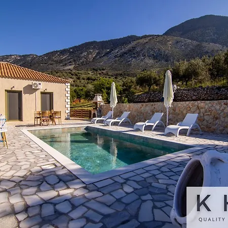 Skoumas Surrounded By Olive Trees! فيلة *