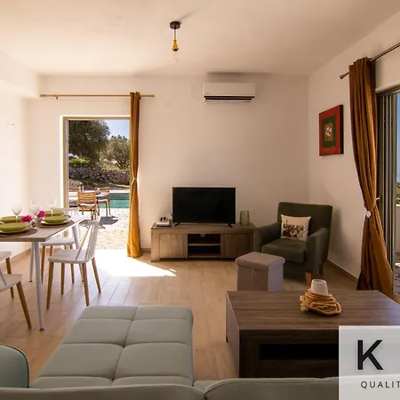 فيلة Skoumas Surrounded By Olive Trees!