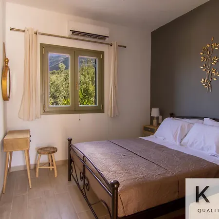Skoumas Surrounded By Olive Trees! فيلة *