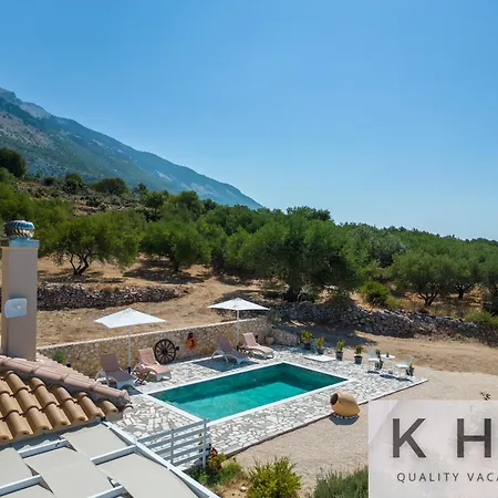 Skoumas Surrounded By Olive Trees! فيلة