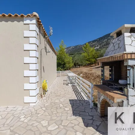 Skoumas Surrounded By Olive Trees! فيلة