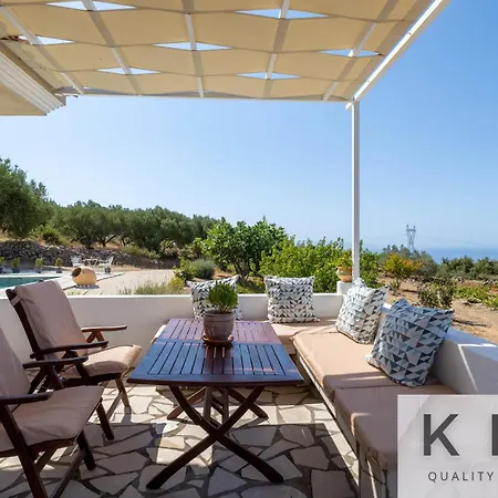 Skoumas Surrounded By Olive Trees! فيلة *