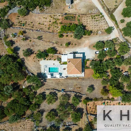 Skoumas Surrounded By Olive Trees! فيلة