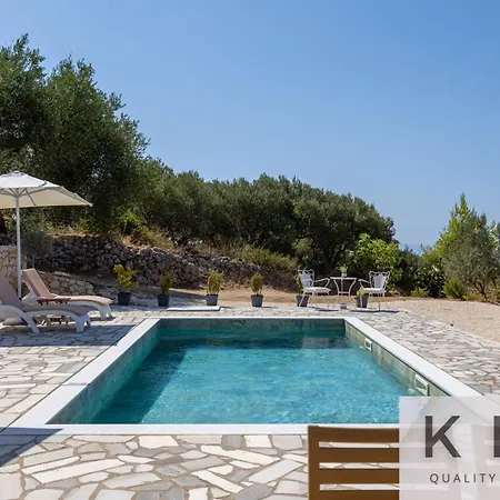 فيلة Skoumas Surrounded By Olive Trees!