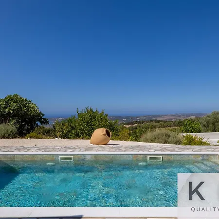 Skoumas Surrounded By Olive Trees! فيلة